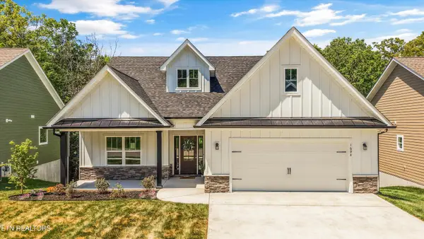 1694 Green Meadows Lane, Lenoir City, TN 37771