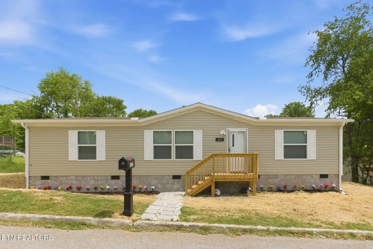 222 NW Virginia Ave, Harriman, TN 37748 - #1