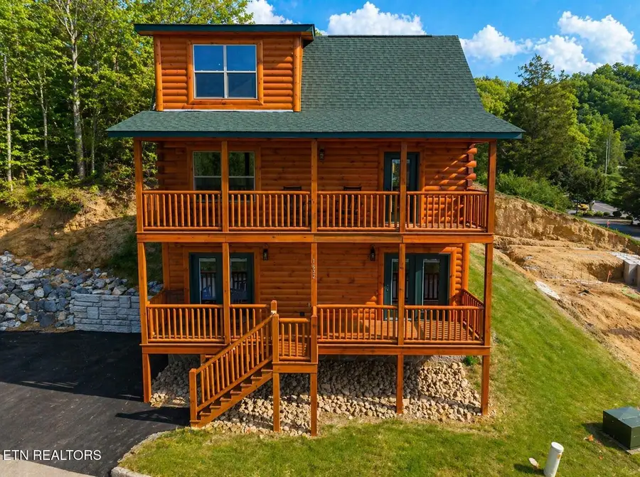 1632 Mountain Lodge Way, Pigeon Forge, TN 37862 - #2