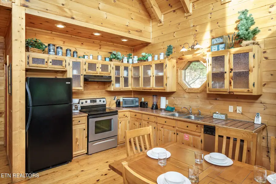 3129 Smokies Edge Rd, Sevierville, TN 37862 - #3