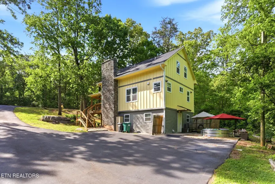 3905 Light Pink Rd, Louisville, TN 37777 - #3