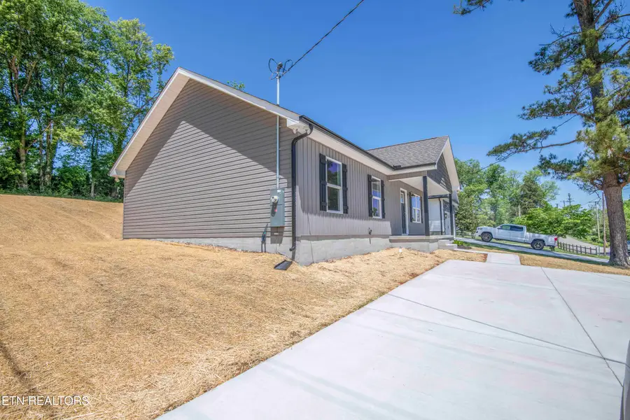 912 Mcadoo St, Clinton, TN 37716 - #2
