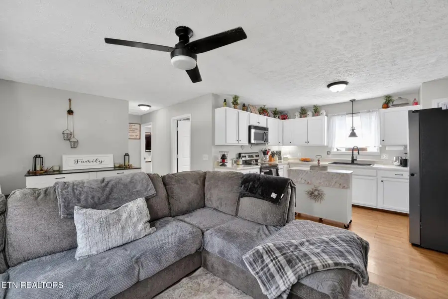 206 E Maple St, Caryville, TN 37714 - #3