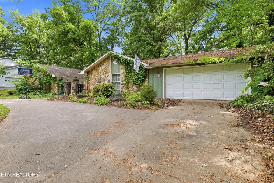7941 Castlecomb Rd, Powell, TN 37849 - #3