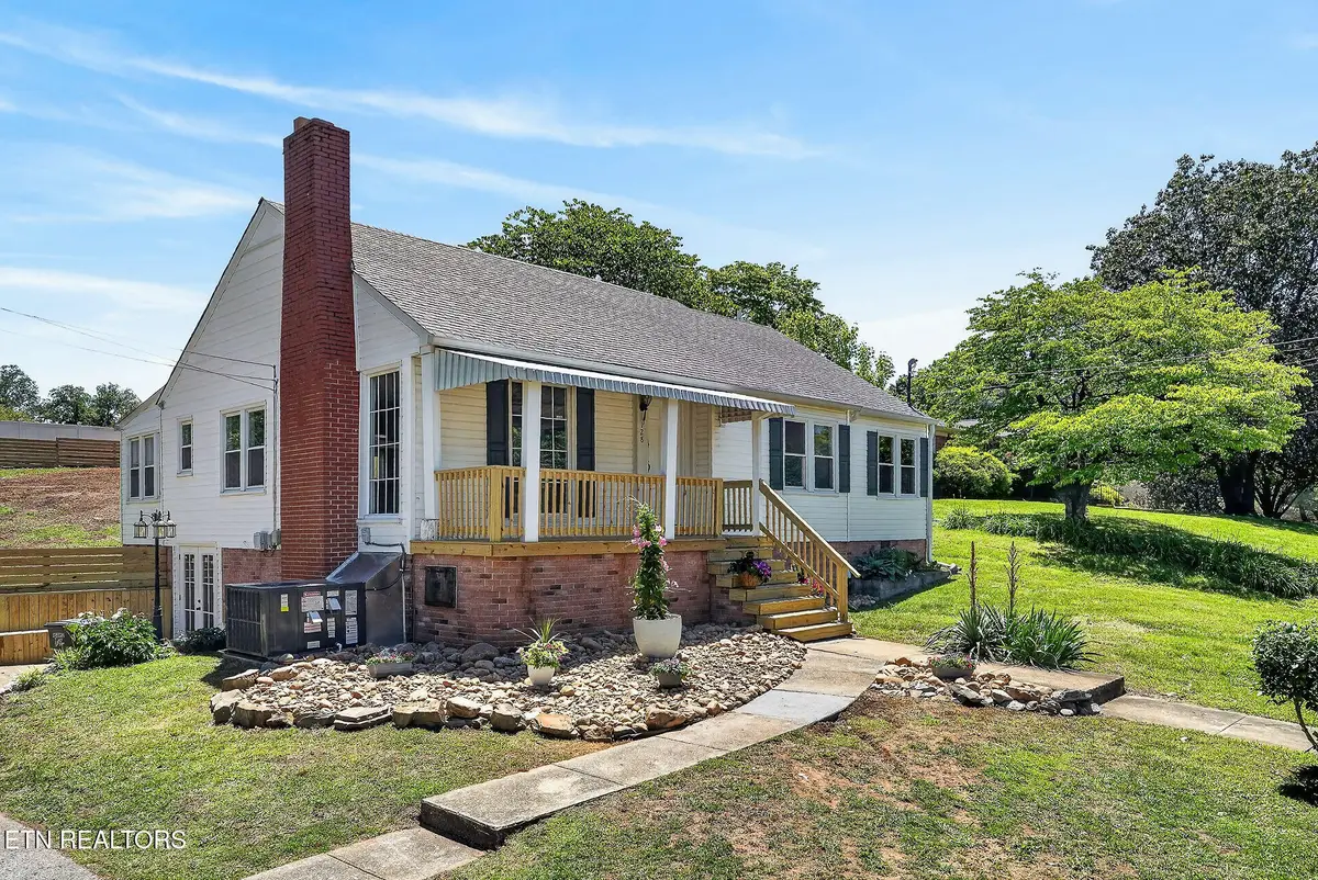 128 S Young St, Sparta, TN 38583 - #1