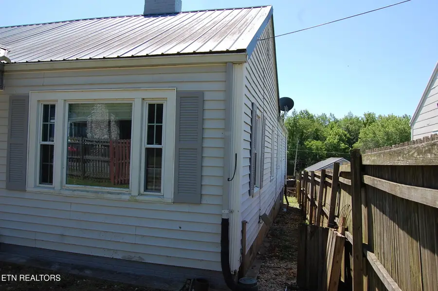 621 Ferry St, Loudon, TN 37774 - #2