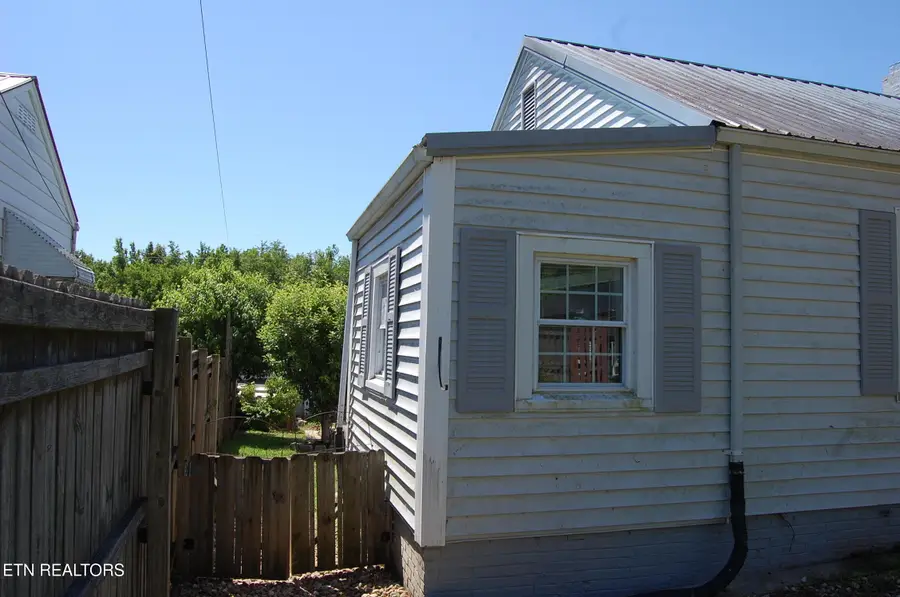 621 Ferry St, Loudon, TN 37774 - #3