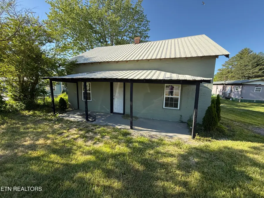 210 E Woodlawn Ave, Jamestown, TN 38556 - #2