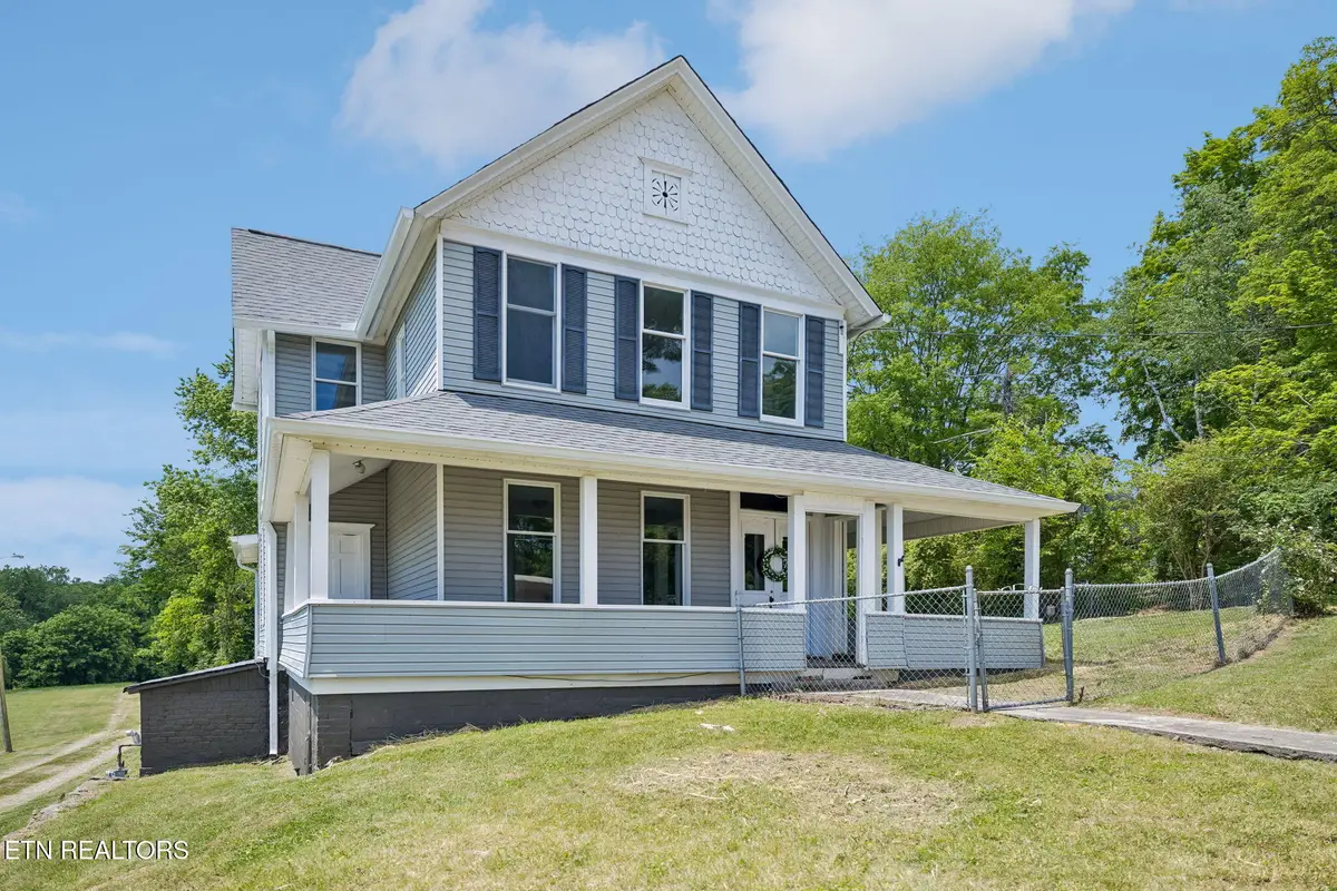 902 Queen Ave, Harriman, TN 37748 - #1