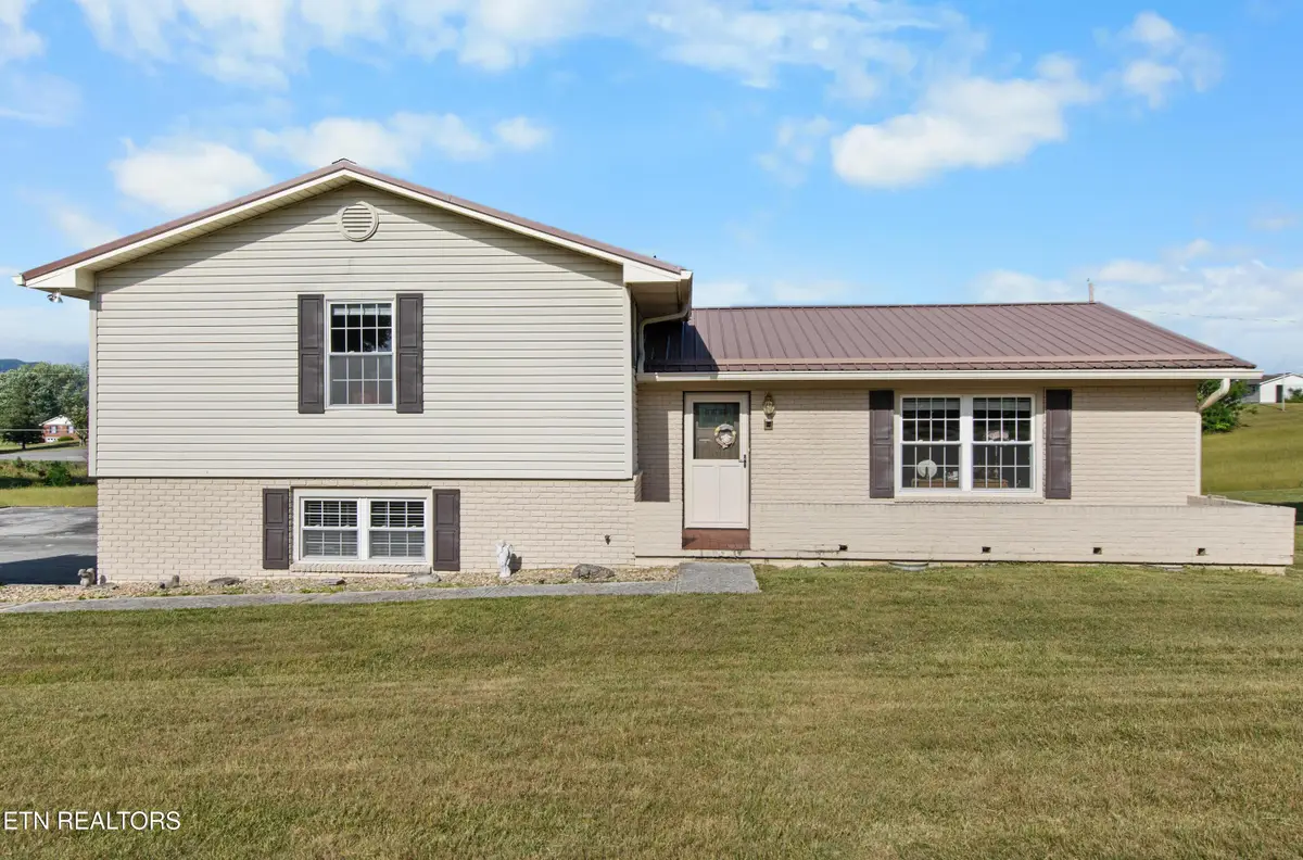 121 E Village Circle, Lafollette, TN 37766 - #1