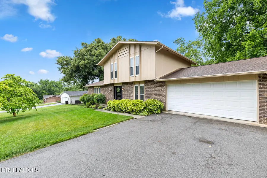437 E Kings Gate Rd, Knoxville, TN 37934 - #2