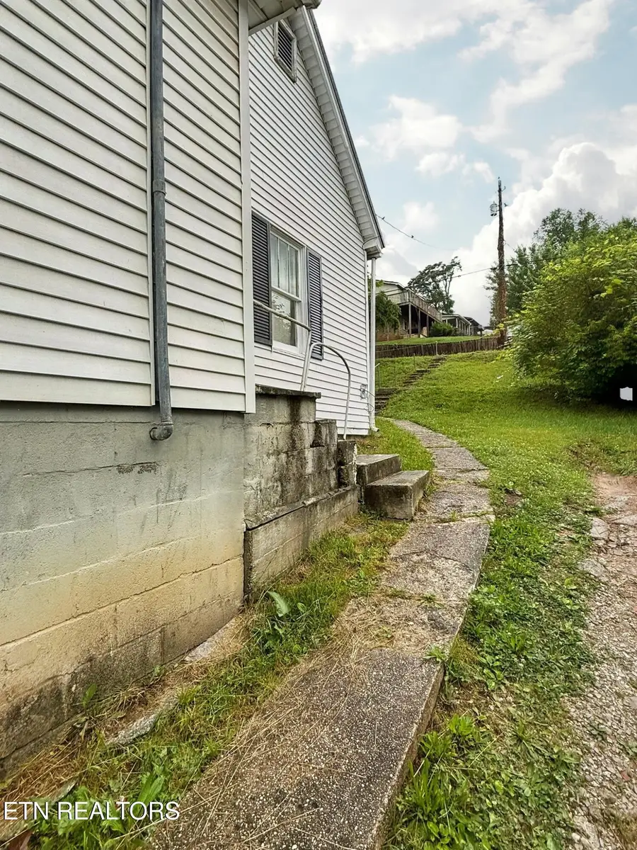 313 W Walden St, Lafollette, TN 37766 - #2