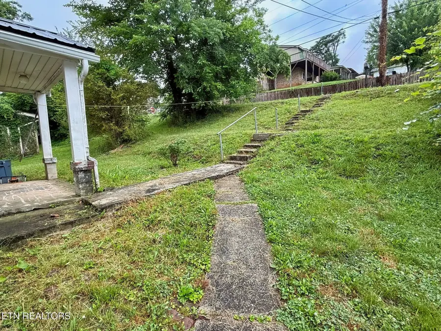 313 W Walden St, Lafollette, TN 37766 - #3