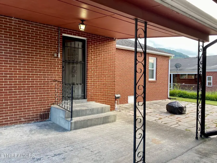 1807 Winchester Ave, Middlesboro, KY 40965 - #3