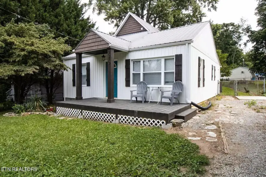 2210 Bradshaw Garden Rd, Knoxville, TN 37912 - #2