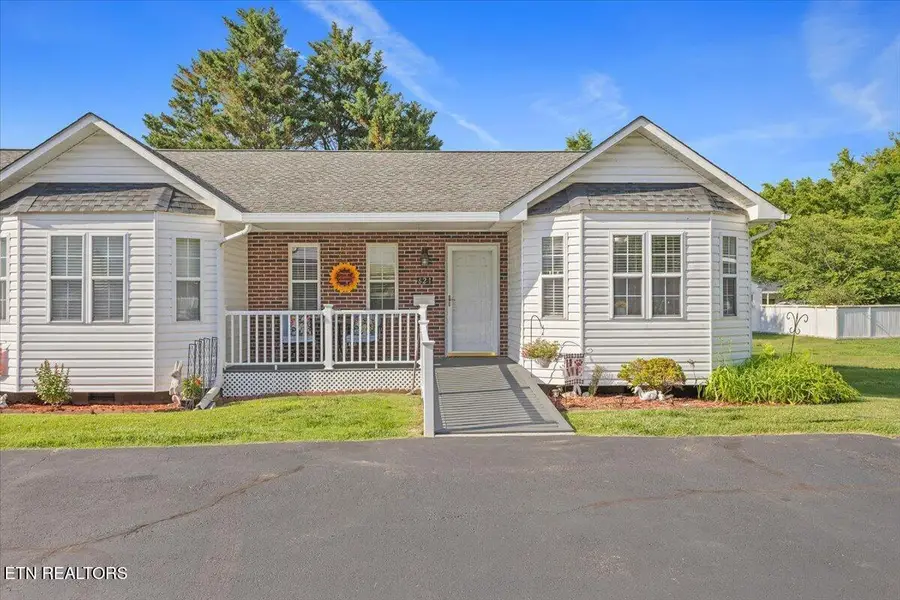 621 Race St, Elizabethton, TN 37643 - #3