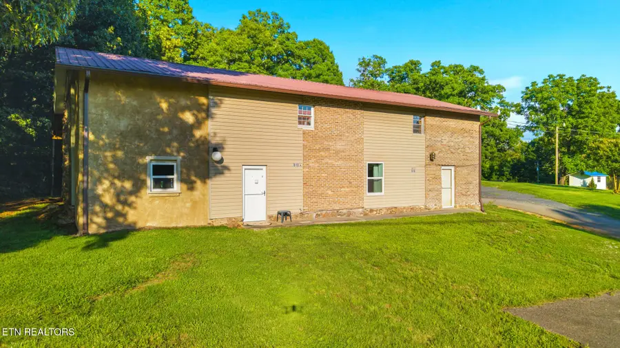 814 Midway Rd, Strawberry Plains, TN 37871 - #2