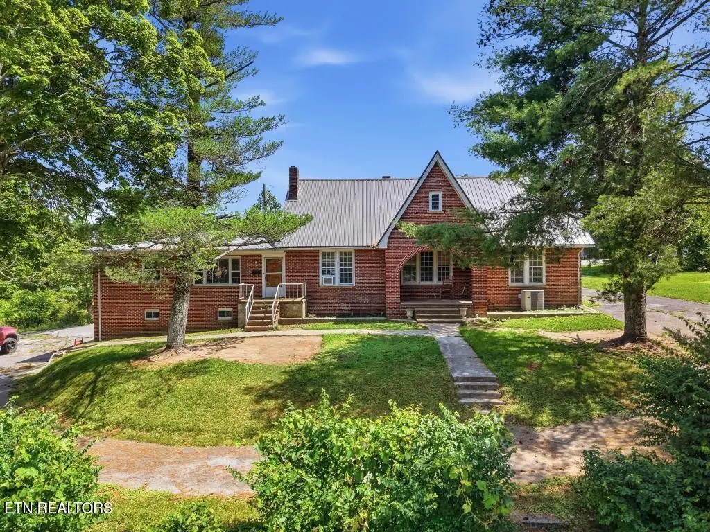 215 E Adams St, Crossville, TN 38555 - #1
