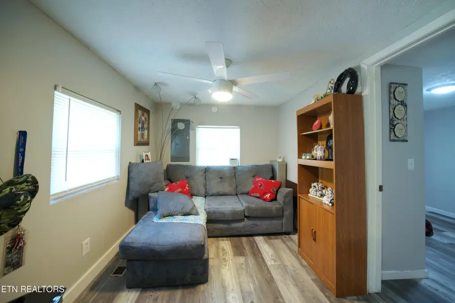 523 W Broad St, Clinton, TN 37716 - #2