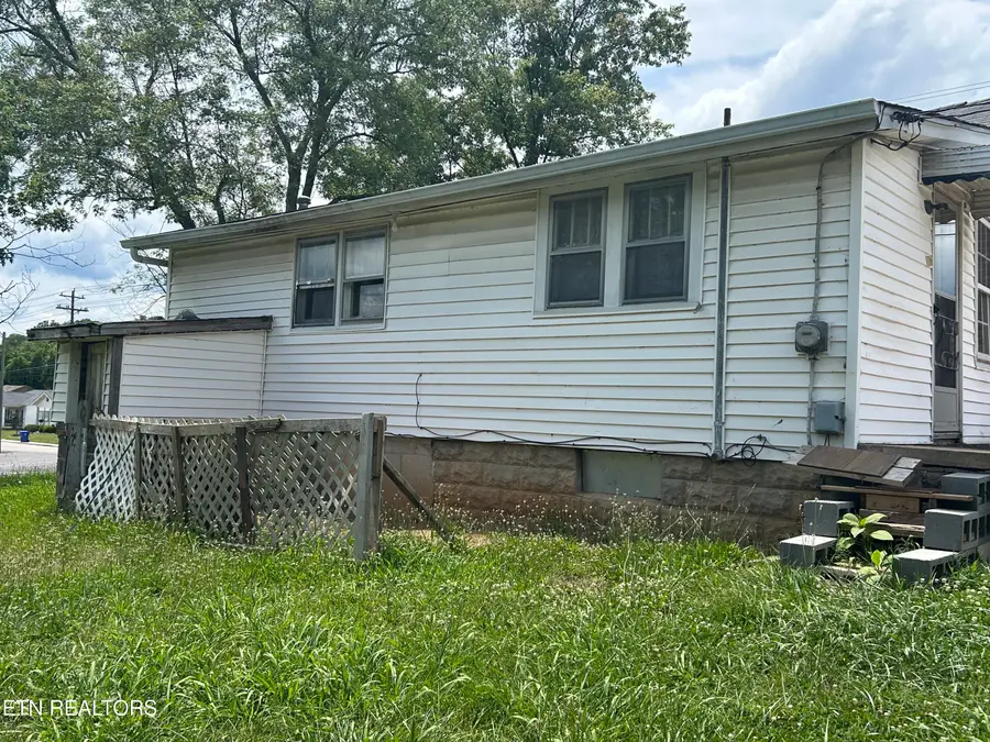 921 Fowler St, Clinton, TN 37716 - #3