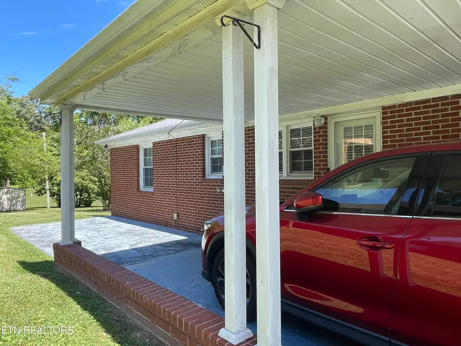 217 W Hicks St, Clinton, TN 37716 - #2