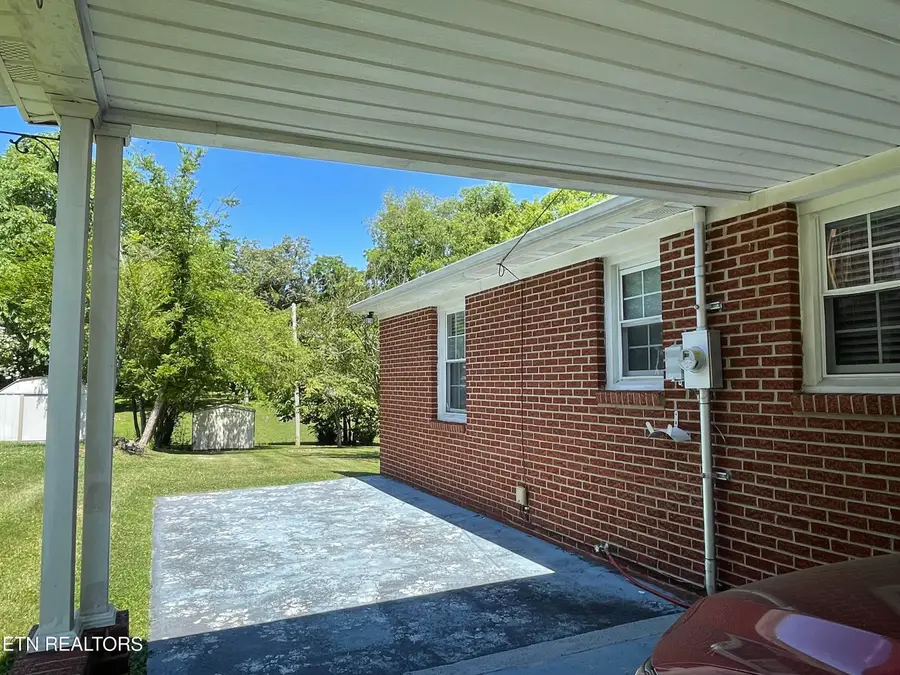 217 W Hicks St, Clinton, TN 37716 - #3