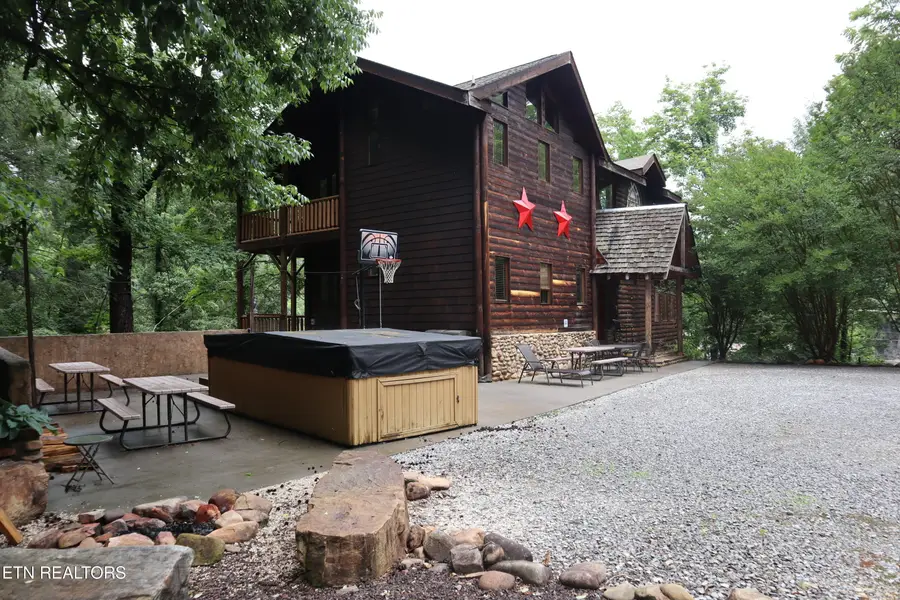 402 Laurel Ave, Gatlinburg, TN 37738 - #3