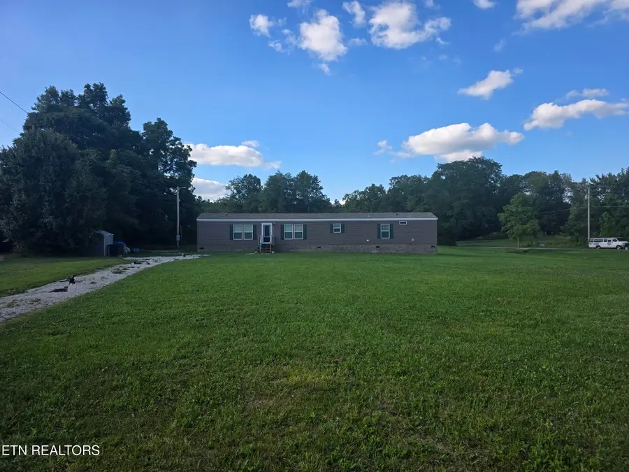 812 W 3rd Ave, Oneida, TN 37841 - #3