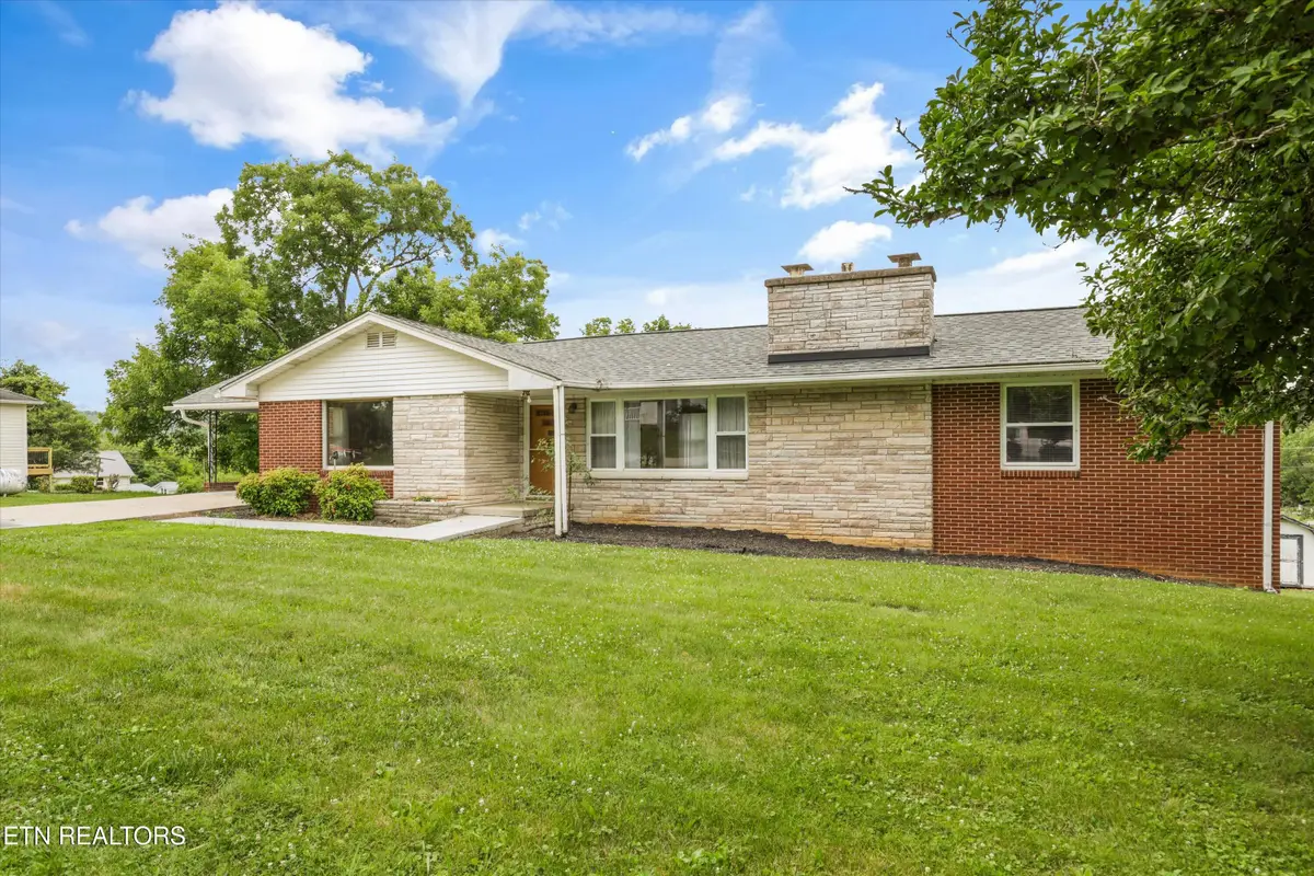 407 W College Ave, Friendsville, TN 37737 - #1