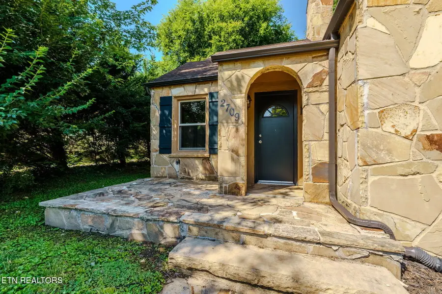 2709 Fairview St, Knoxville, TN 37917 - #2