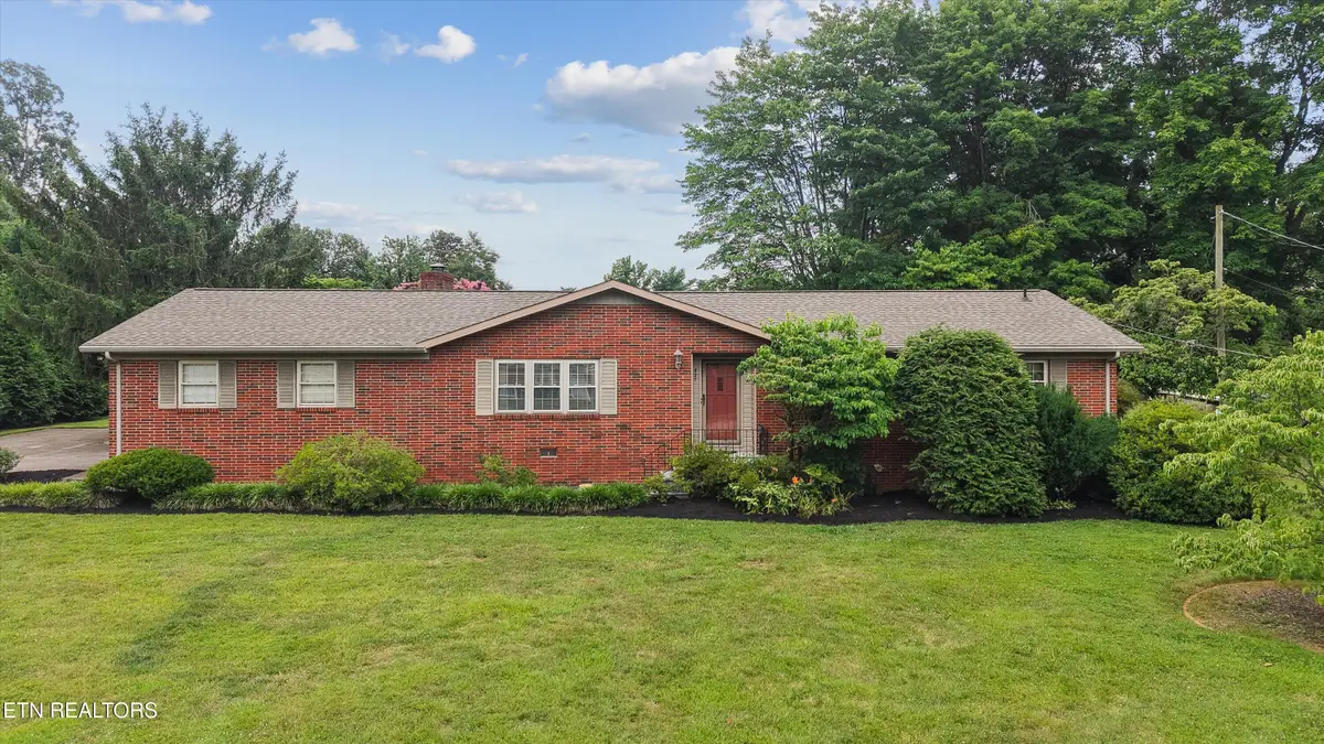 827 W Cunningham St, Alcoa, TN 37701 - #1