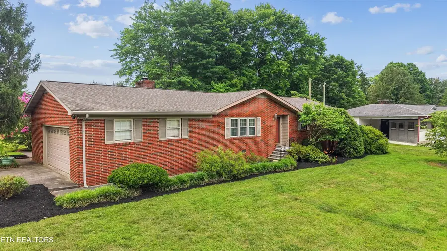 827 W Cunningham St, Alcoa, TN 37701 - #2