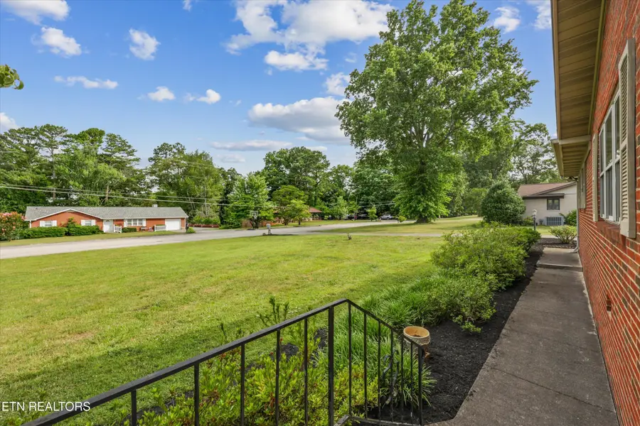 827 W Cunningham St, Alcoa, TN 37701 - #3