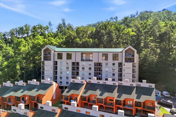 413 Baskins Creek Rd #APT 303, Gatlinburg, TN 37738