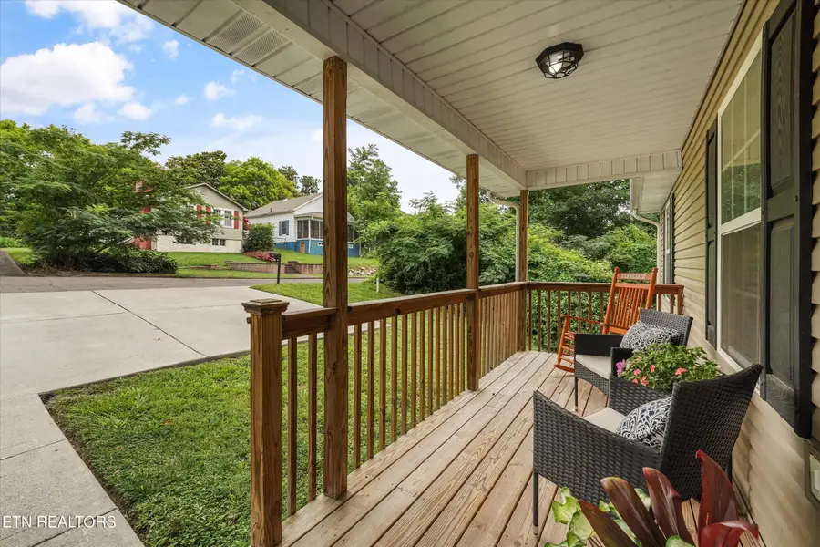 608 W 3rd Ave, Lenoir City, TN 37771 - #2