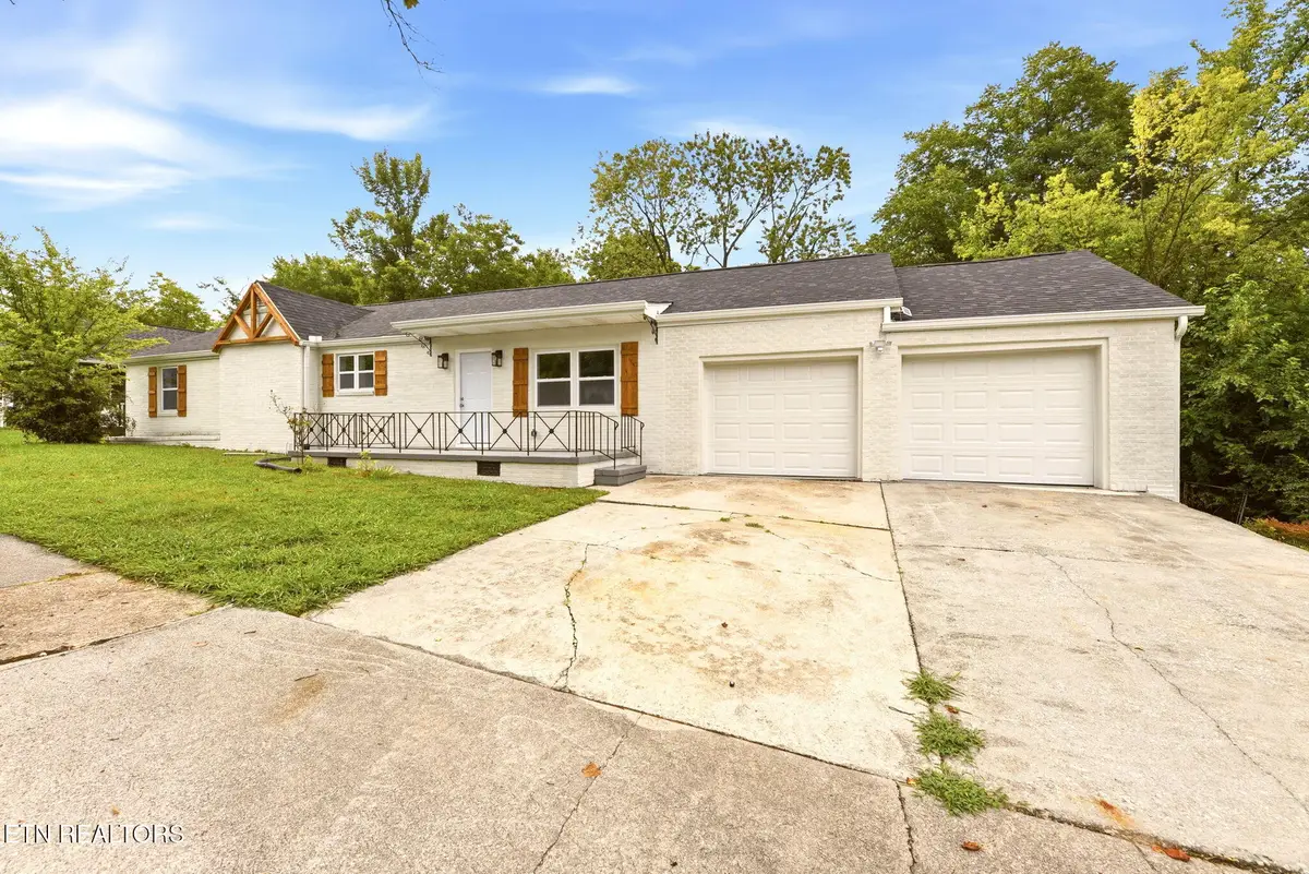 2406 E Glenwood Ave, Knoxville, TN 37917 - #1