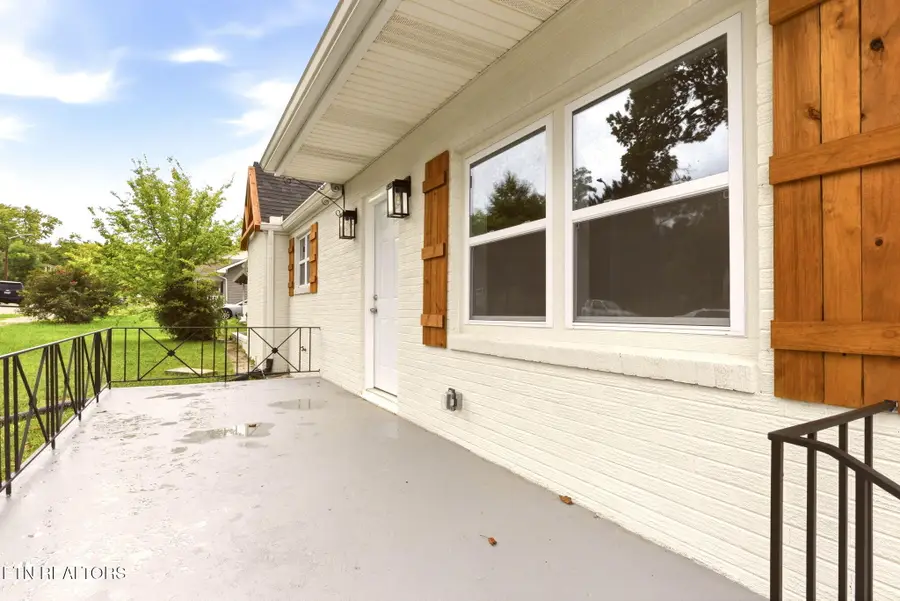 2406 E Glenwood Ave, Knoxville, TN 37917 - #3