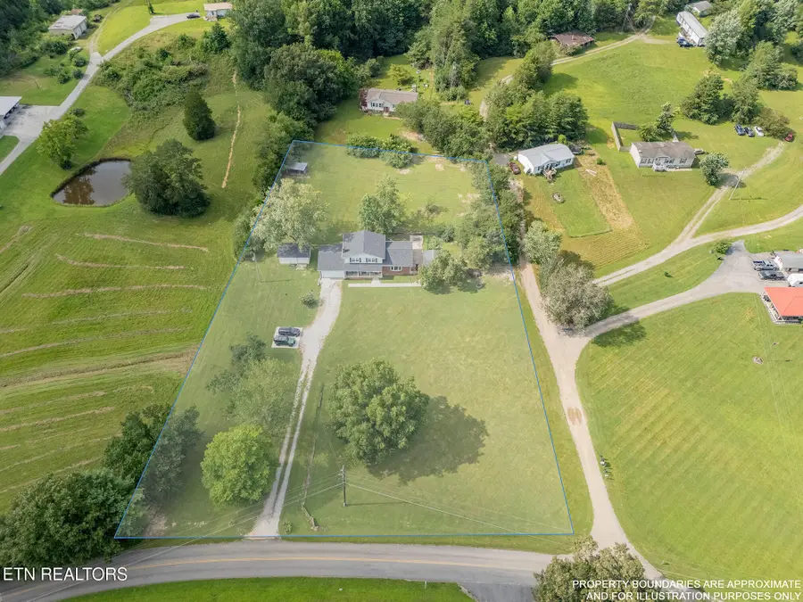 624 Back Valley Rd, Oliver Springs, TN 37840 - #2