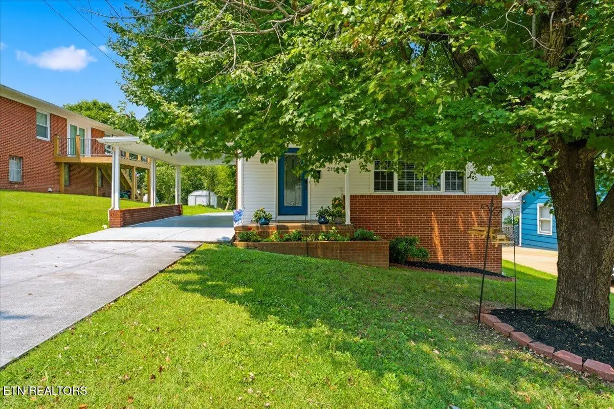 217 W Hicks St, Clinton, TN 37716 - #1