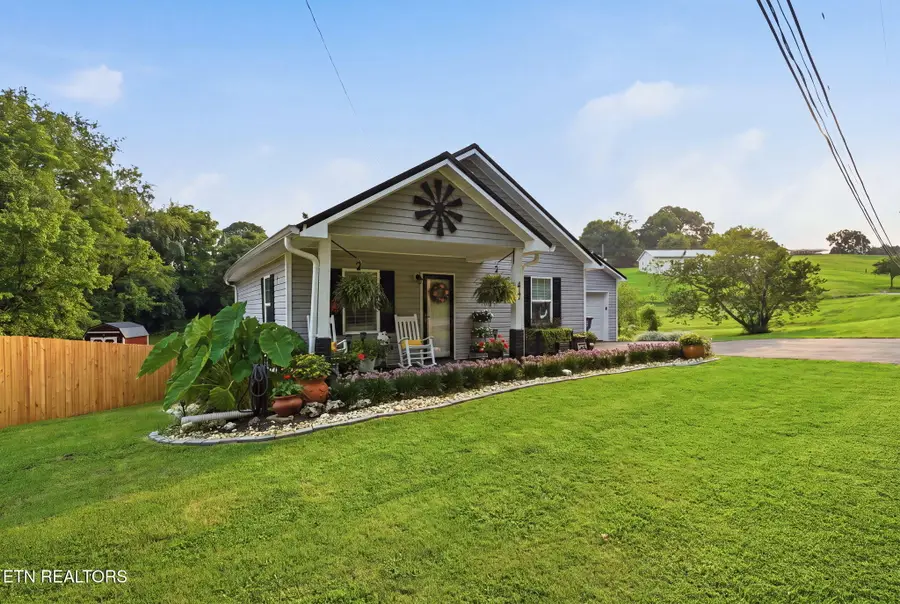 417 Hammond Ave, Mount Carmel, TN 37645 - #2