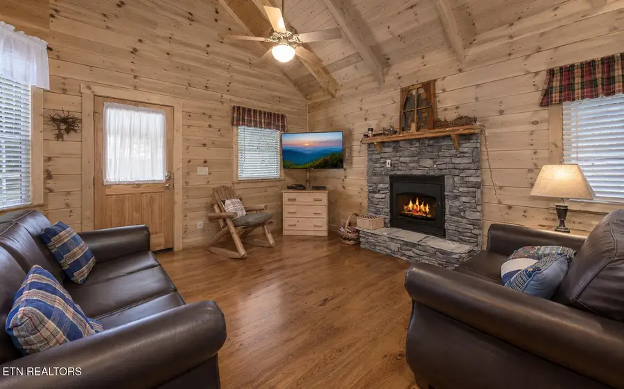 457 Hilltop Rd, Gatlinburg, TN 37738 - #3