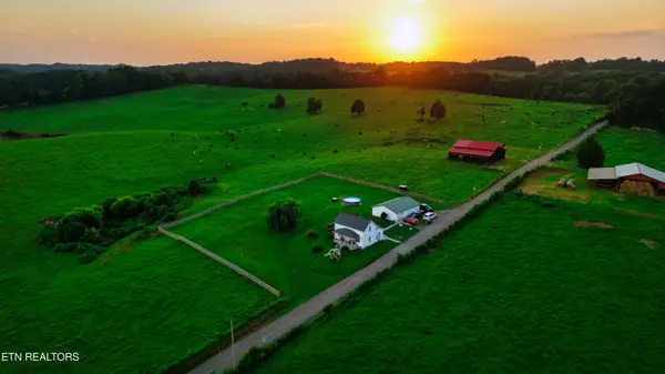 1051 Happy Hollow Rd, Lenoir City, TN 37771