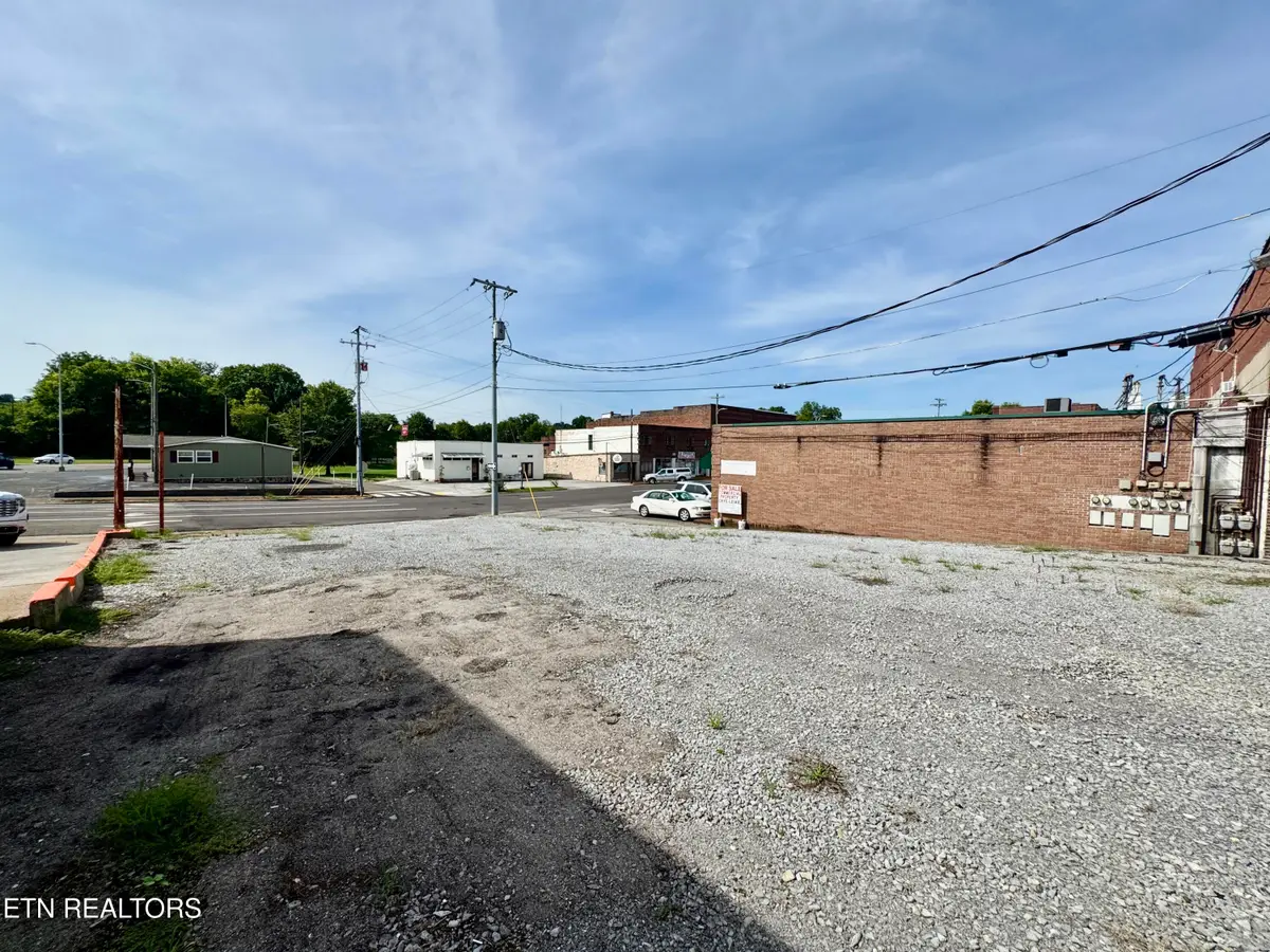 220 E Madison Ave, Athens, TN 37303 - #1