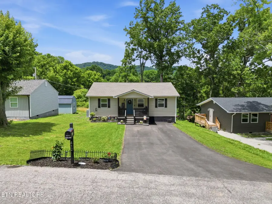 412 W Hemlock St, Lafollette, TN 37766 - #2