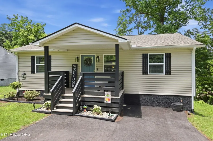 412 W Hemlock St, Lafollette, TN 37766 - #3