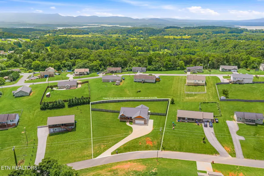 527 Low Valley Rd, Dandridge, TN 37725 - #3