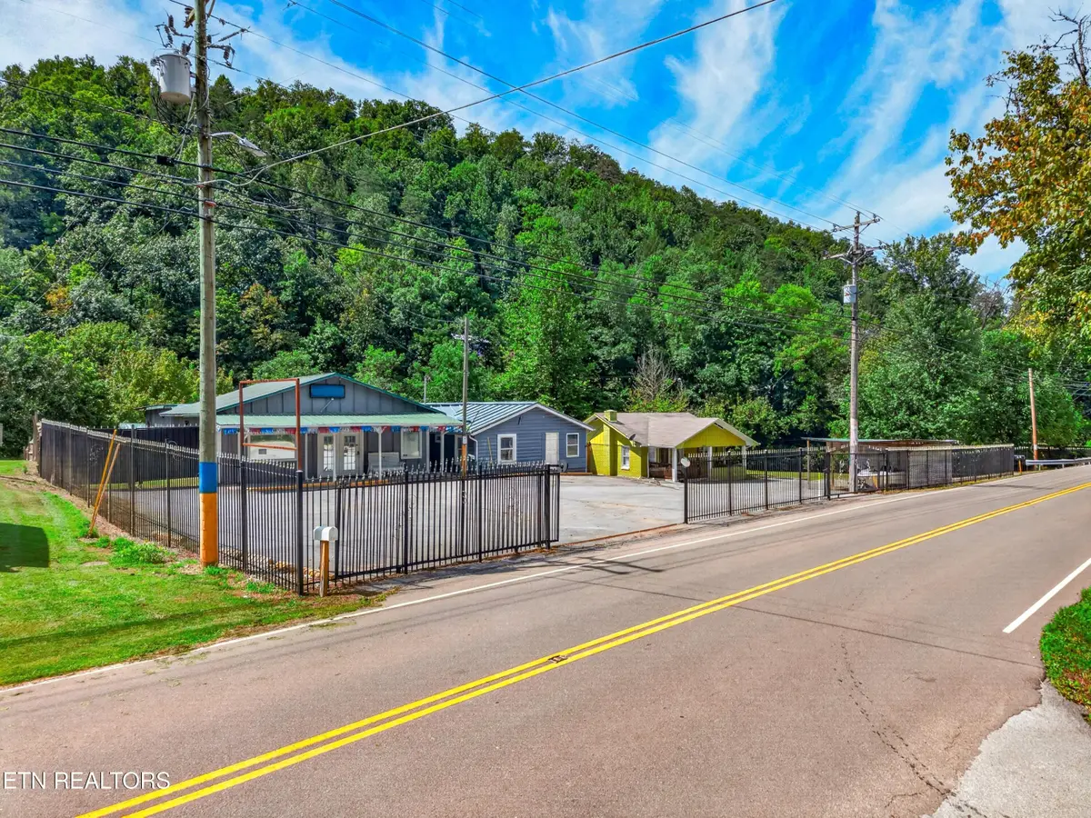 1514 Upper Middle Creek Rd, Sevierville, TN 37876 - #1
