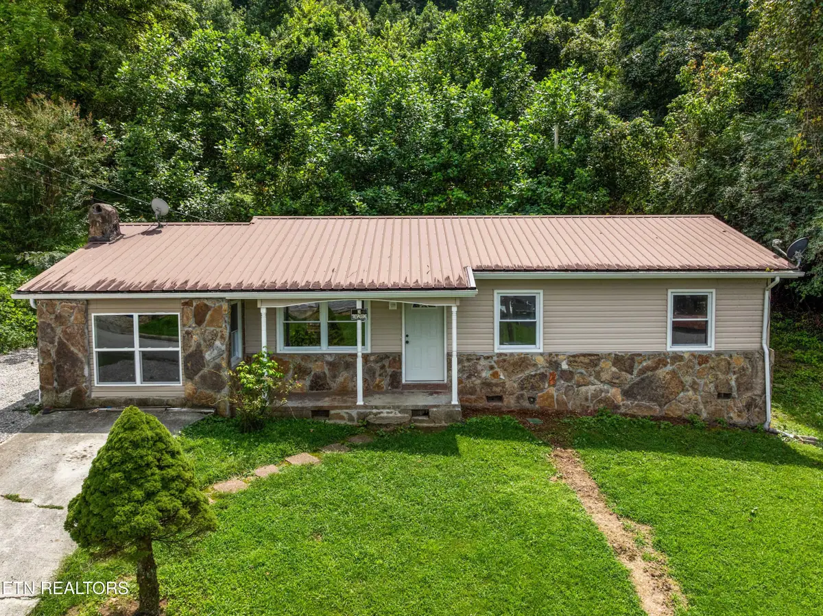 232 E Robbins St, Jellico, TN 37762 - #1