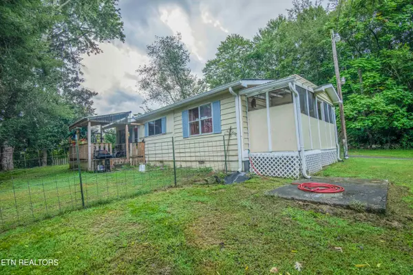 685 Foster Rd, Lenoir City, TN 37771