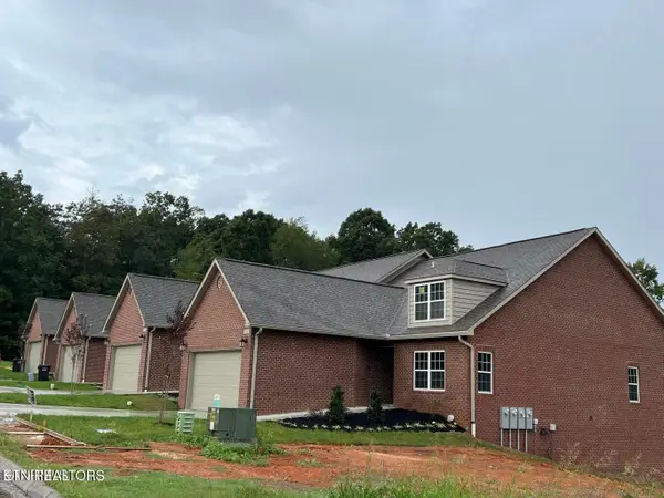 1164 Meadow Walk Ln, Lenoir City, TN 37772